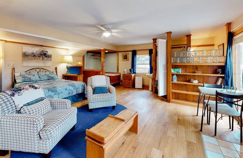 Eureka Springs House | Dog-friendly suite with a pool, mountain views, & partial AC