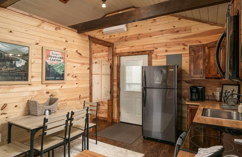 Trenton House | Dog-friendly tiny cabin with washer/dryer, central AC, firepit
