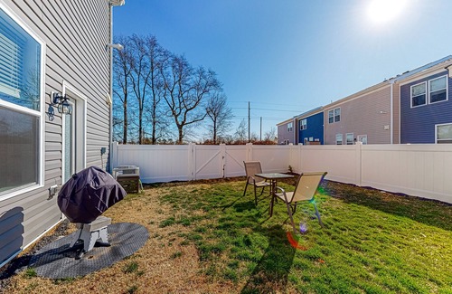 Wyoming House | Dog-friendly townhouse with enclosed backyard, grill, streaming, fireplace, AC