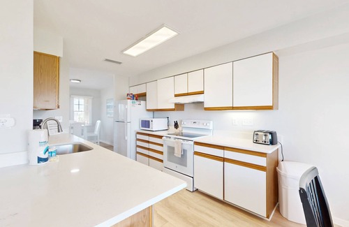 Buxton House | Dog-friendly townhouse with fast WiFi, shared pool, AC, W/D & ocean views