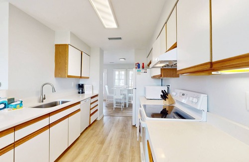 Buxton House | Dog-friendly townhouse with fast WiFi, shared pool, AC, W/D & ocean views