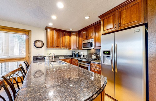 Truckee Condo | Dog-friendly condo near the Village with pools