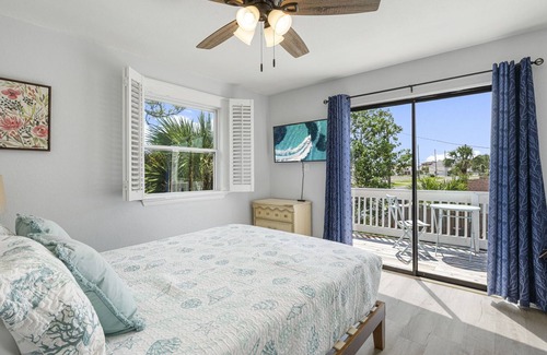 Silver Sands House | Dog Friendly, Free Golf Cart, 5 min to the beach, Fast WIFI, Snowbird Specials