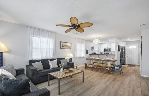 Silver Sands House | Dog Friendly, Free Golf Cart, 5 min to the beach, Fast WIFI, Snowbird Specials