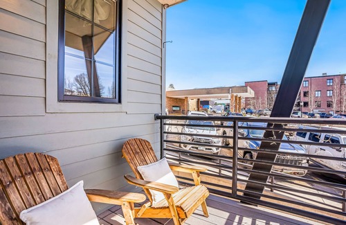 Downtown Steamboat Springs House | Dog-friendly Alpenglow townhome with gas fireplace, fast WiFi & great location