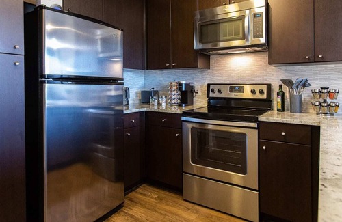 Knox - Henderson Apartment | Dog Friendly|Walk to Trader Joe's|Fast Wi-Fi