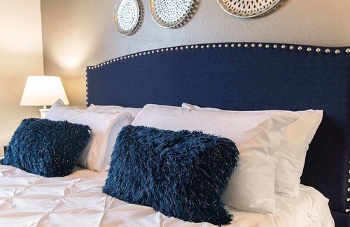 Knox - Henderson Apartment | Dog Friendly|Walk to Trader Joe's|Fast Wi-Fi