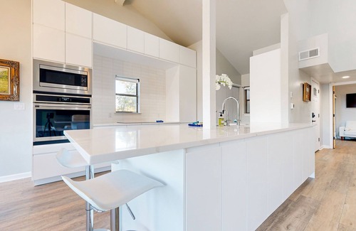 Horseshoe Bay Condo | Dog-friendly waterfront retreat with a washer/dryer, furnished patio, & AC