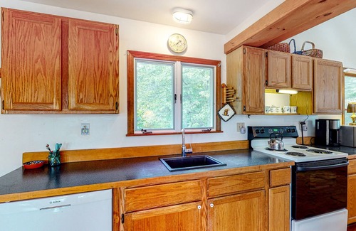 Waldoboro Cottage | Dog-Friendly Waterfront Home w/Deck, Gas Grill, Views, Free WiFi, Washer/Dryer