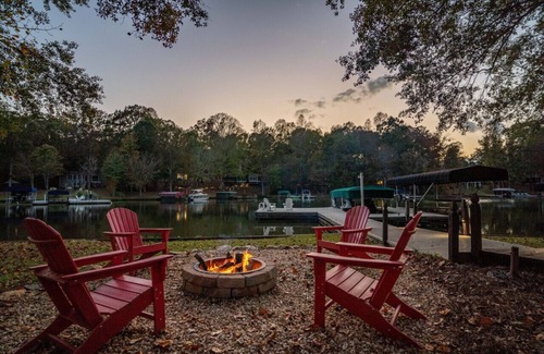 Lake Oconee House | Dog Friendly with 4 Master Suites, Dock, Fire Pit