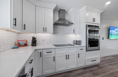 Sanibel House | Dog friendly (with owner approval) 5 bedroom/3 bath home in East Rocks.