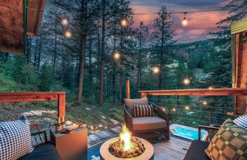 Jamestown House | Dog Friendly, Year Round, Creekside Cabin, Hot Tub, 6 Acres