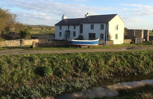 Malltraeth Apartment | Dog House - a dog that sleeps 2 guests in 1 bedroom