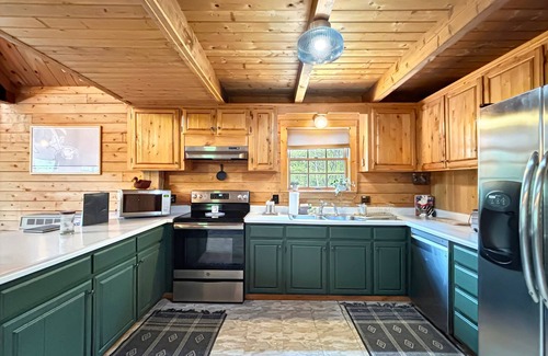 Greenville Junction Cabin | Dog Pine Lodge (Access to Moosehead Lake!)