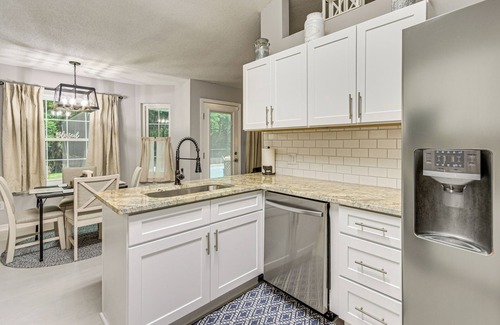 Gulf Breeze Cottage | Dogs Welcome, 1 Mi to Zoo: Gulf Breeze Retreat!