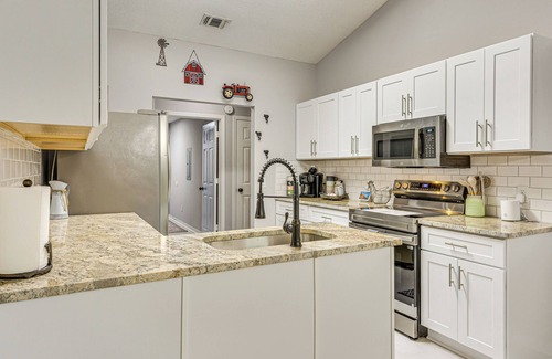 Gulf Breeze Cottage | Dogs Welcome, 1 Mi to Zoo: Gulf Breeze Retreat!