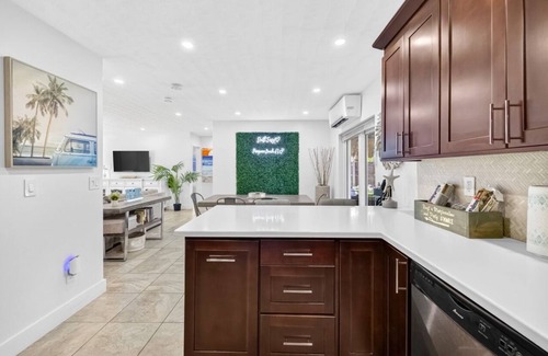 Pompano Beach House | Dogs Welcome: Near 3 Beaches + Pompano Beach PiernTiki Bar Fire Pit.