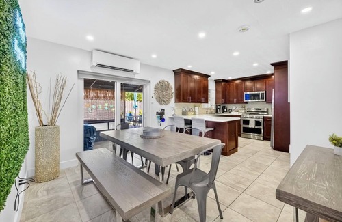 Pompano Beach House | Dogs Welcome: Near 3 Beaches + Pompano Beach PiernTiki Bar Fire Pit.