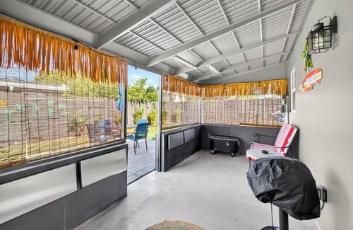 Pompano Beach House | Dogs Welcome: Near 3 Beaches + Pompano Beach PiernTiki Bar Fire Pit.