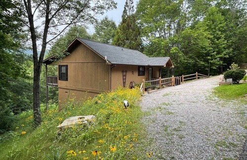 Hiawassee Cabin | Dogwood Cabin @ Laurel Mtn Cabins - Beautiful Mountain Views in a Quiet Setting