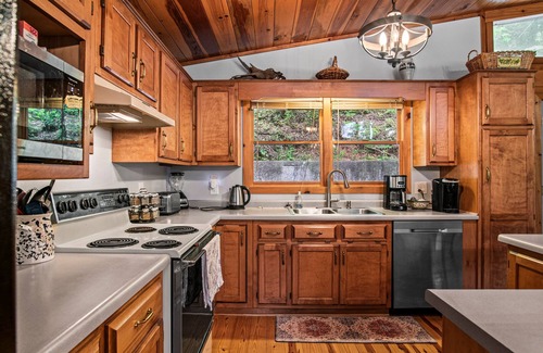 Martin House | Dogwood Cabin w/Dock!