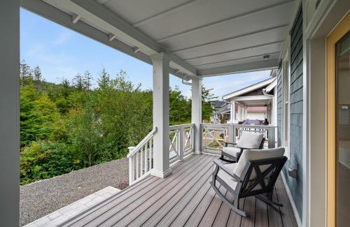 Pacific Beach House | Dogwood Cottage by Seabrook Hospitality
