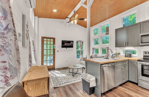 Menlo House | Dogwood Cottage with Private Fire Pit & Sleeps 6