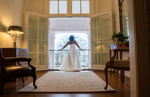 LaGrange Apartment | Dogwood Suite- Truitt Vanderbilt - King bed with bath and bistro