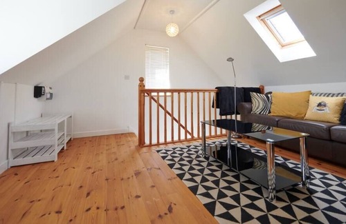 Llanybri Apartment | Dolau Taf Annexe , Delightful & Modern Annexe - 10 Mins From Beach