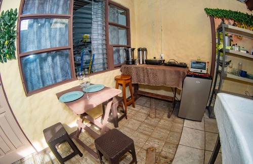 Quepos Cabin | DOLCE VIDA #1 1BR/FANS . TV . WIFI . SHARED KITCHEN