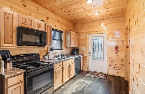 Pigeon Forge Cabin | Dolly Bear Hideaway is a beautiful log cabin located less than a mile from the Pigeon Forge strip!