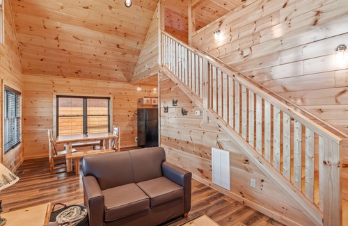 Pigeon Forge Cabin | Dolly Bear Hideaway is a beautiful log cabin located less than a mile from the Pigeon Forge strip!