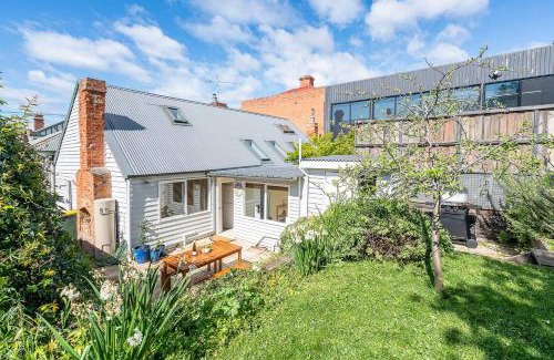 Hobart Central Business District House | Dolly's Cottage - Timeless Retreat near Hobart CBD