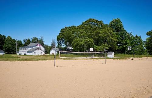 Fennville House | Dollybrook 7 Pet Friendly Community Pool Groups Welcome
