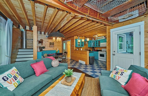 Fennville House | Dollybrook 9 - Pet friendly - Community Pool - Groups welcome