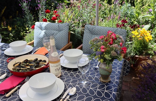 South Hayling Cottage | Dolphin Cottage - a cosy cottage that sleeps 4 guests in 2 bedrooms