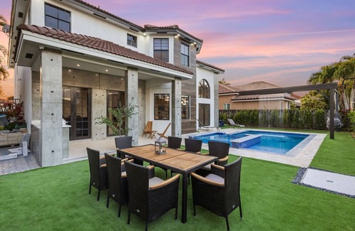 Ludlam House | Dolphin House/Lux Pool Rain