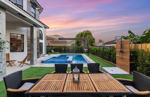 Ludlam House | Dolphin House/Lux Pool Rain