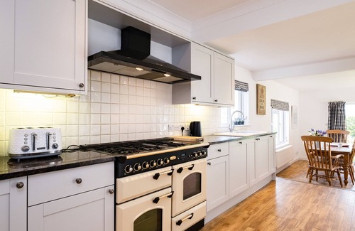 Trevone Cottage | DOLPHIN'S BARN, pet friendly, country holiday cottage in Trevone