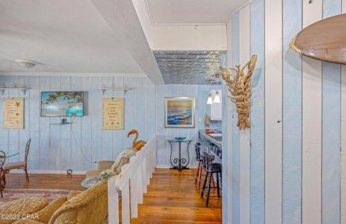Sunnyside House | Dolphin's Point - West End - Sleeps 12!