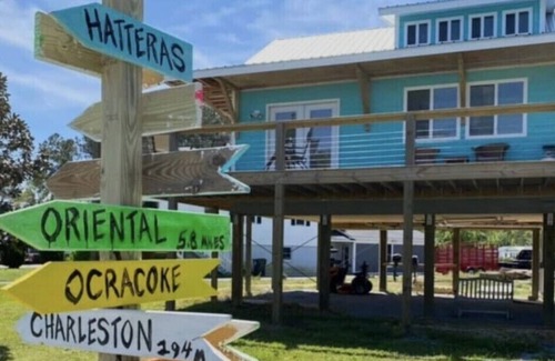 Minnesott Beach House | Dolphin Watch Bahamas Style w/ boatdock 5 min to Oriental and Ferry