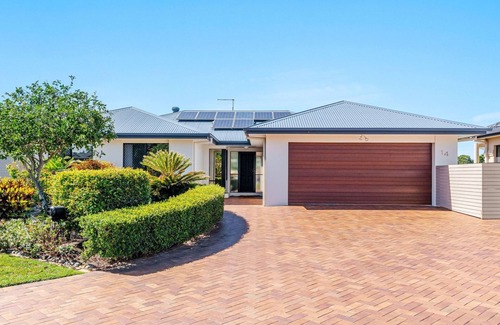 Yamba House | Dolphin Waters | Waterfront Delight