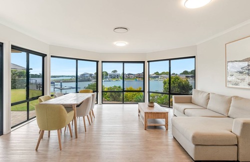 Yamba House | Dolphin Waters | Waterfront Delight