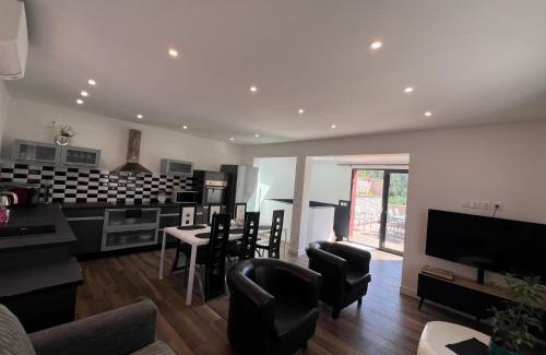 La Trinite Apartment | Domaine Baccia Donna Proche Nice, Climatisation, Jacuzzi chauffé, Pétanque & Parking gratuit