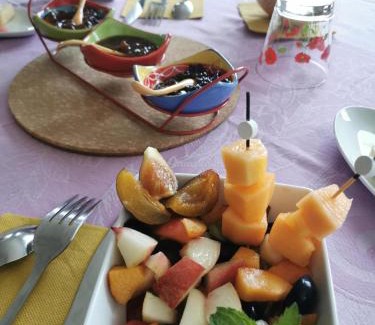 Fumel Bed & Breakfast | DOMAINE DES 3 CYPRÈS Chambre MIMOSA Chez Nath & Pat