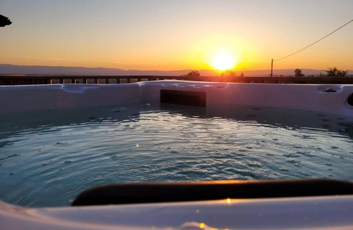 Pouilly-les-Feurs Cottage | Domaine du Chaffat: Spacious lodgings with pool, pets allowed, wifi