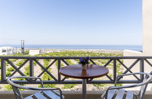 Santorini Apartment | Dome Superior Apartment with Vineyard & Sea View - Split Level