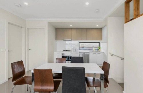 Chadstone House | Domi Rentals - The Chadstone Townhouse