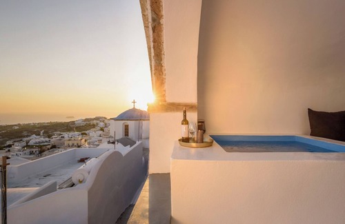 Pyrgos House | Domus Pyrgos ResidencenTwo-Bedroom Traditional House with Outdoor Jacuzzi.
