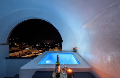 Pyrgos House | Domus Pyrgos ResidencenTwo-Bedroom Traditional House with Outdoor Jacuzzi.